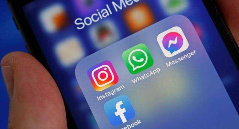 Utilizatori încercând să acceseze Facebook și Instagram pe telefon și calculator