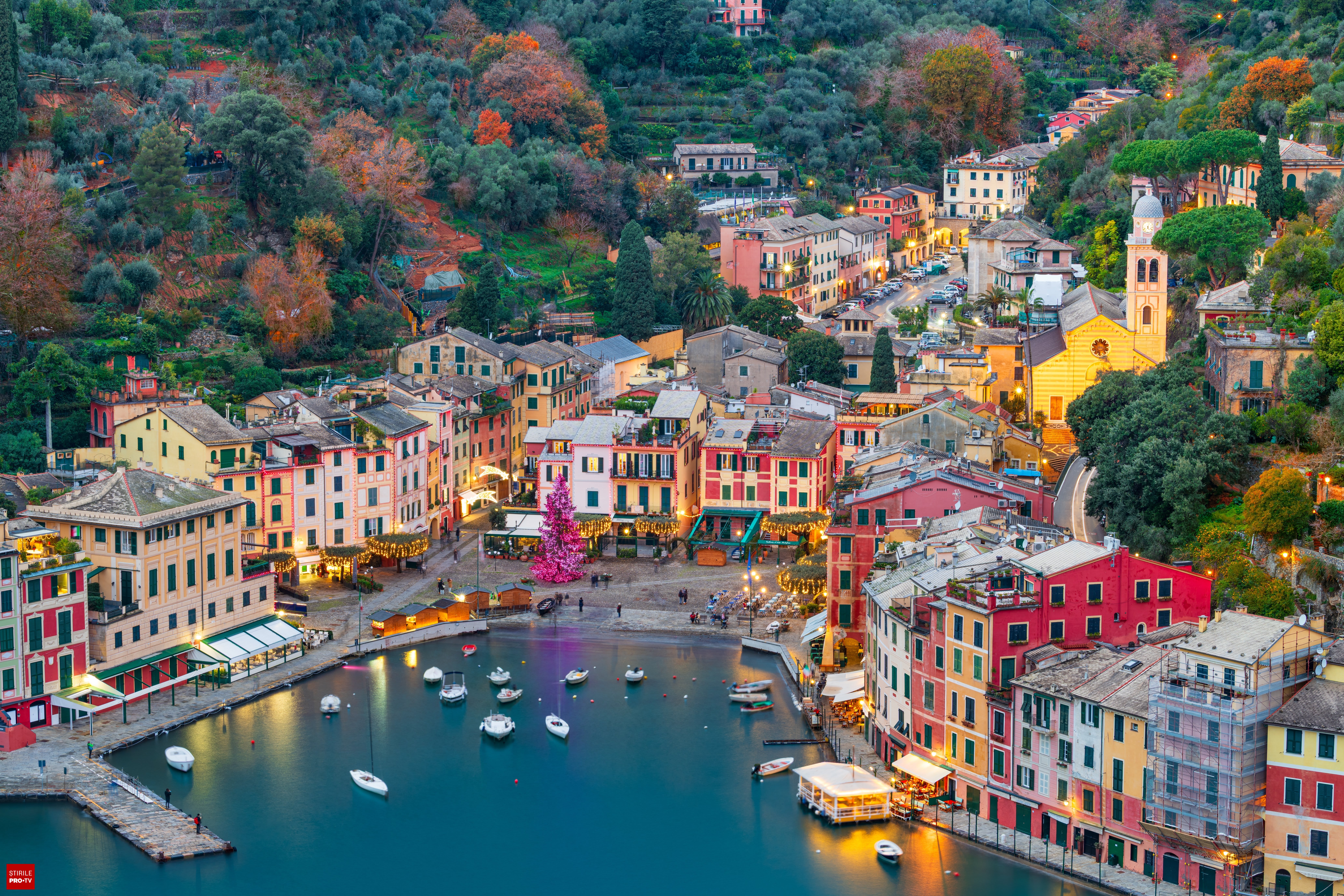 Portofino port cu iahturi și turiști pe faleză