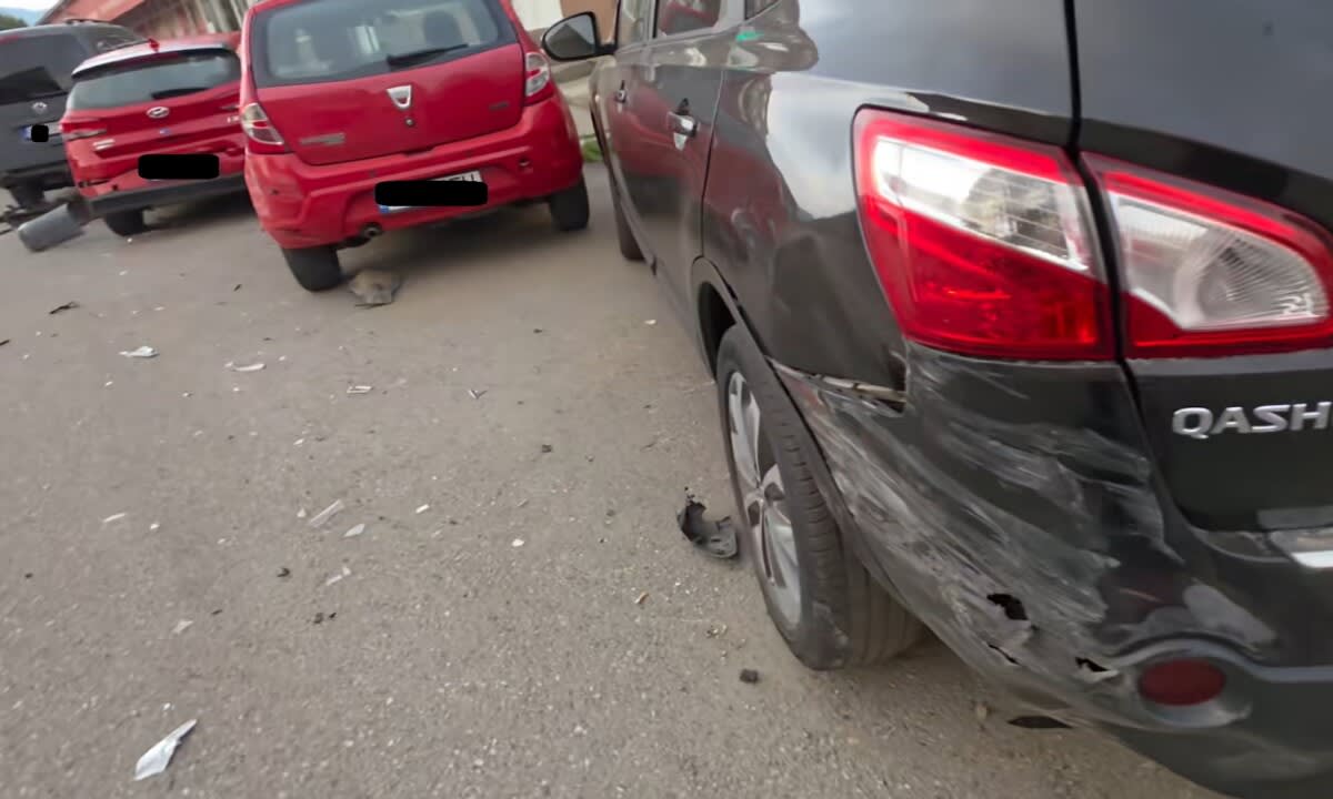 Mașini avariate în parcare, incident rutier Alba Mașini avariate în parcare, incident rutier Alba