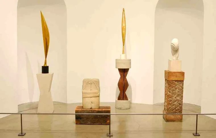 Sculptură de Constantin Brâncuși expusă la muzeu