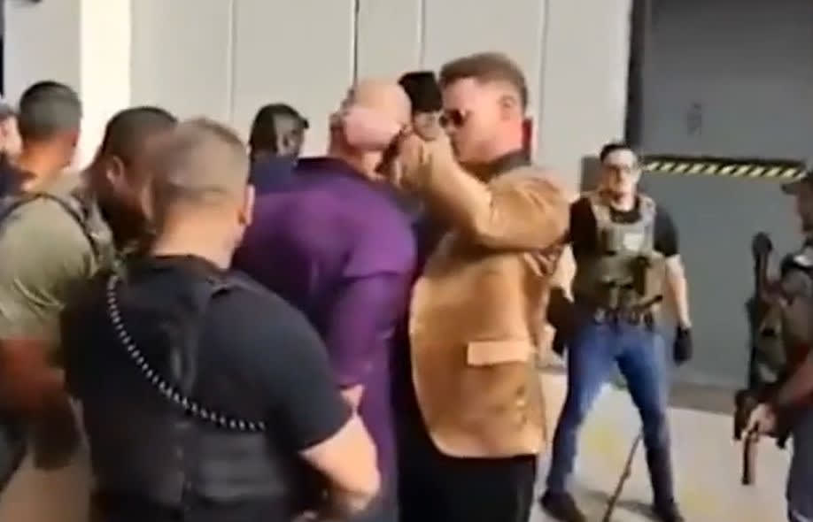 Andrew și Tristan Tate în timpul arestării în Miami