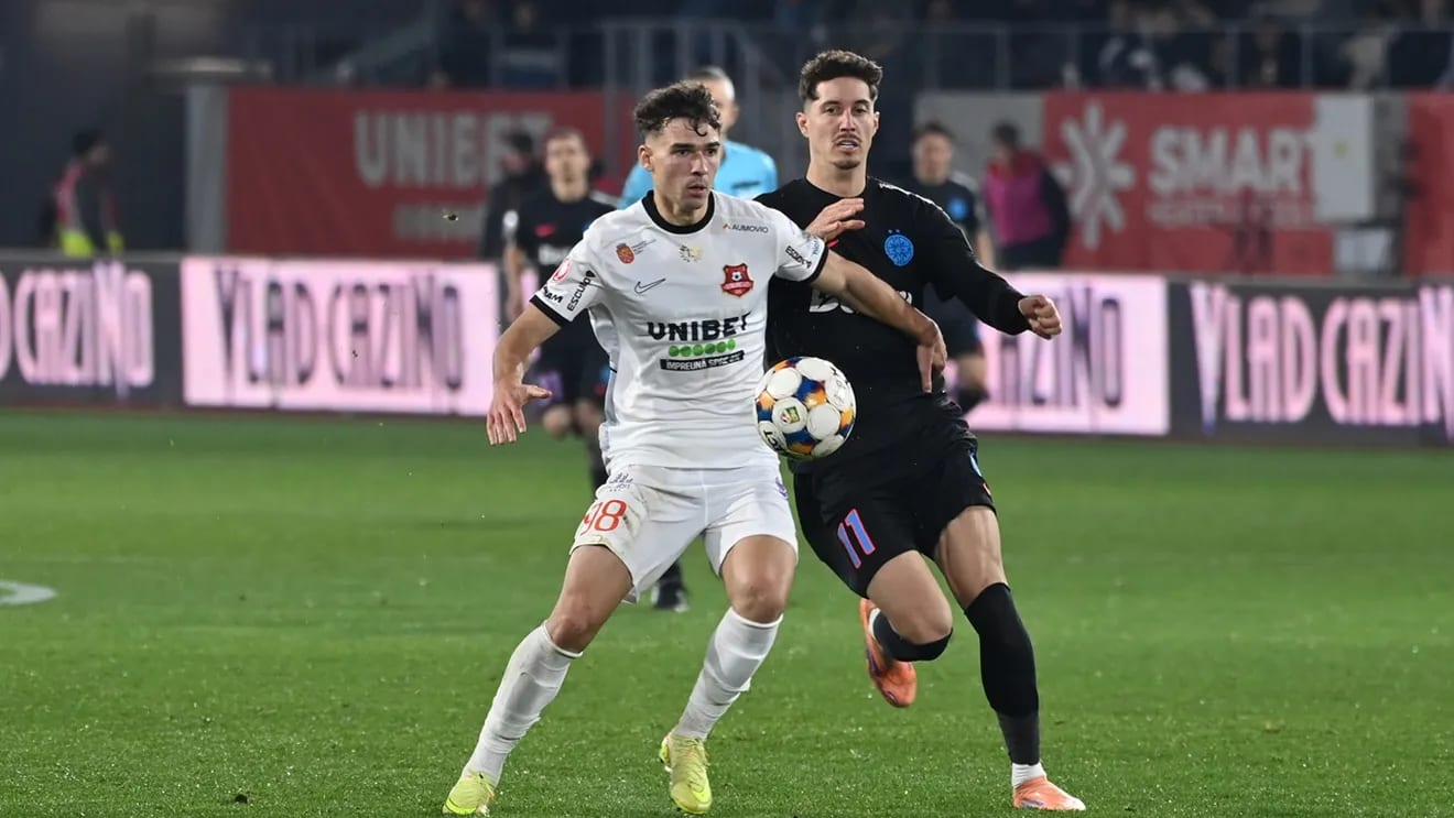 Luca Stancu în tricoul echipei FCSB, pe terenul de fotbal Luca Stancu în tricoul echipei FCSB, pe terenul de fotbal