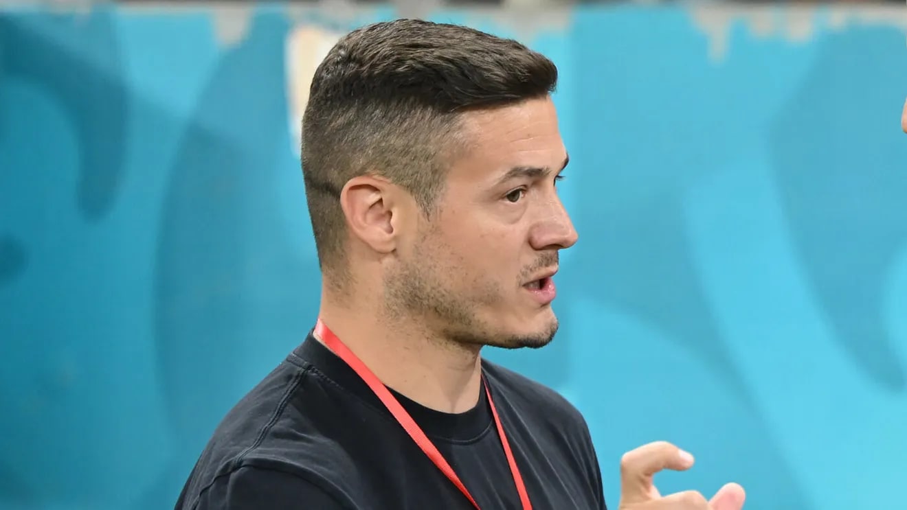 Gabi Torje în timpul unei declarații despre Dinamo