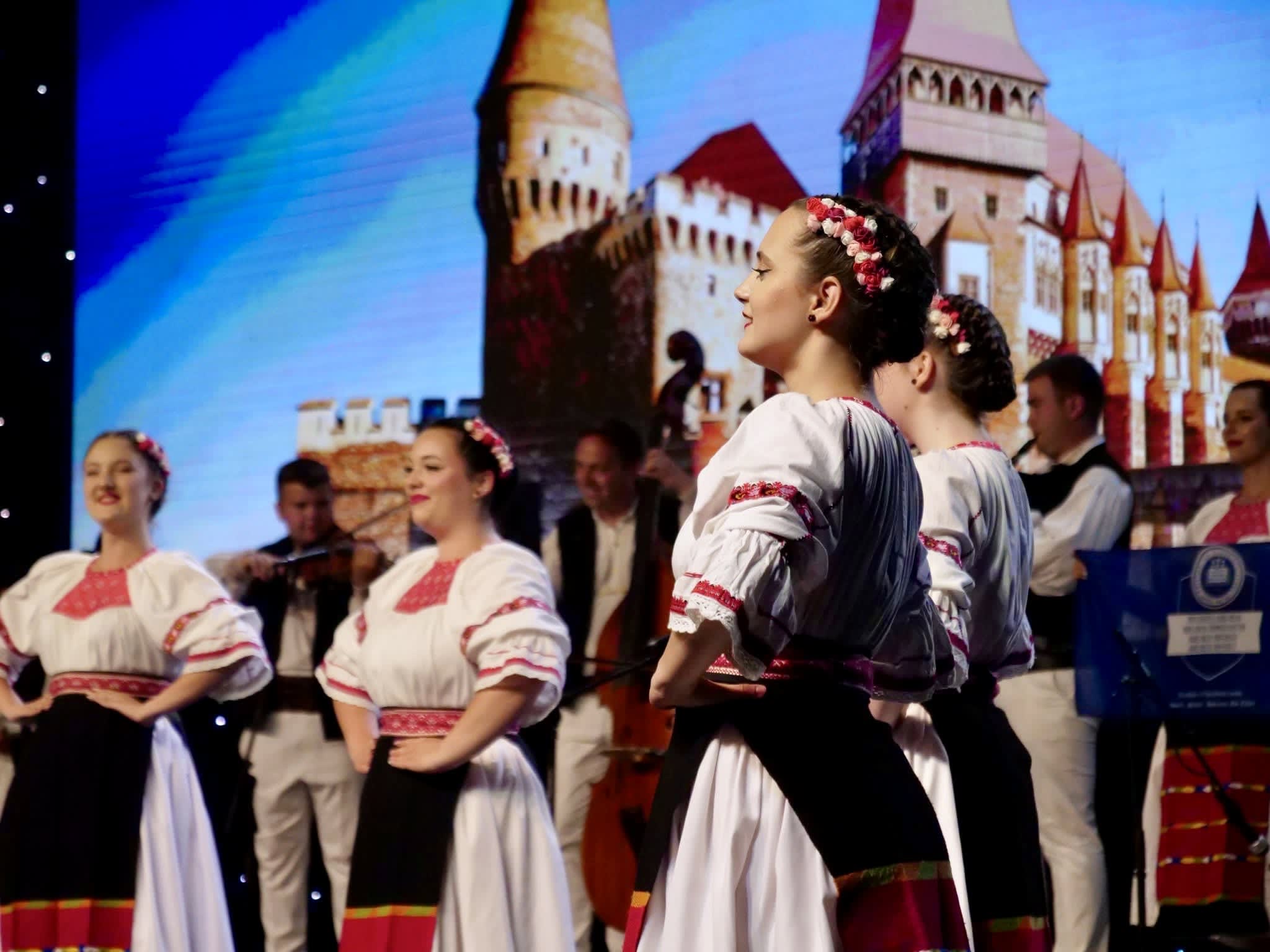 Ansamblul Mugurelul în timpul spectacolului la festivalul din Croația