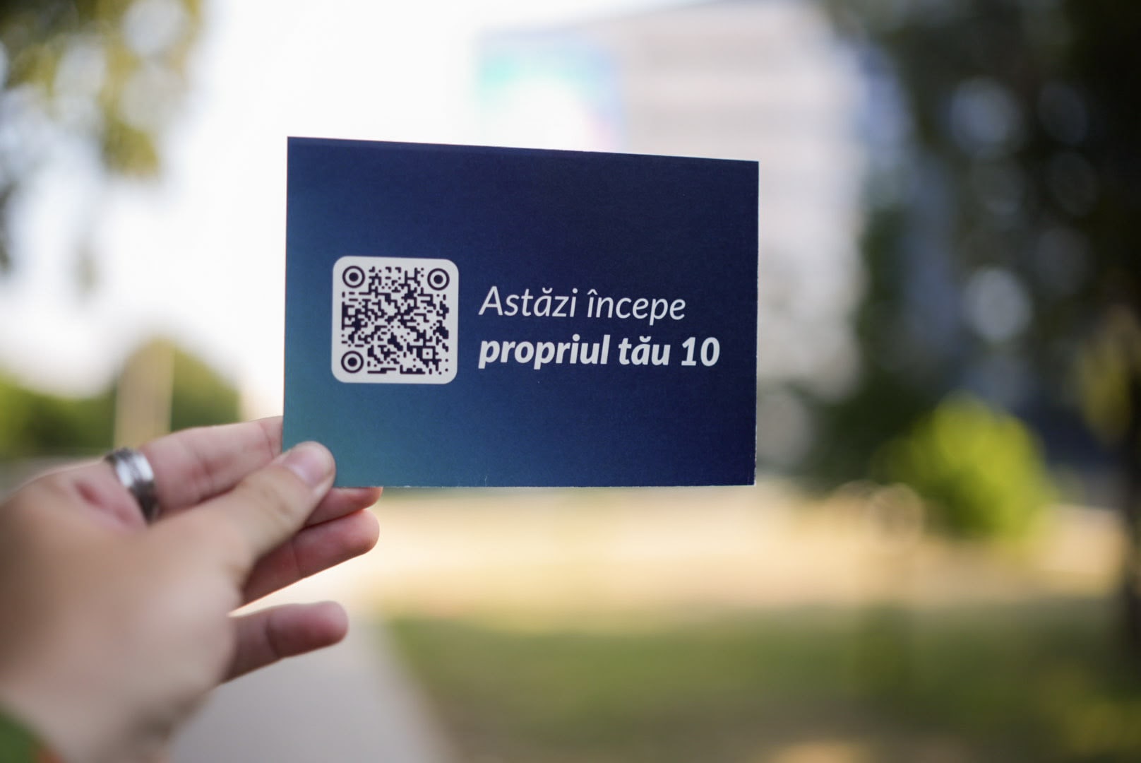 Participanți în centrul Timișoarei cu simbolul 10 și Nadia Comăneci