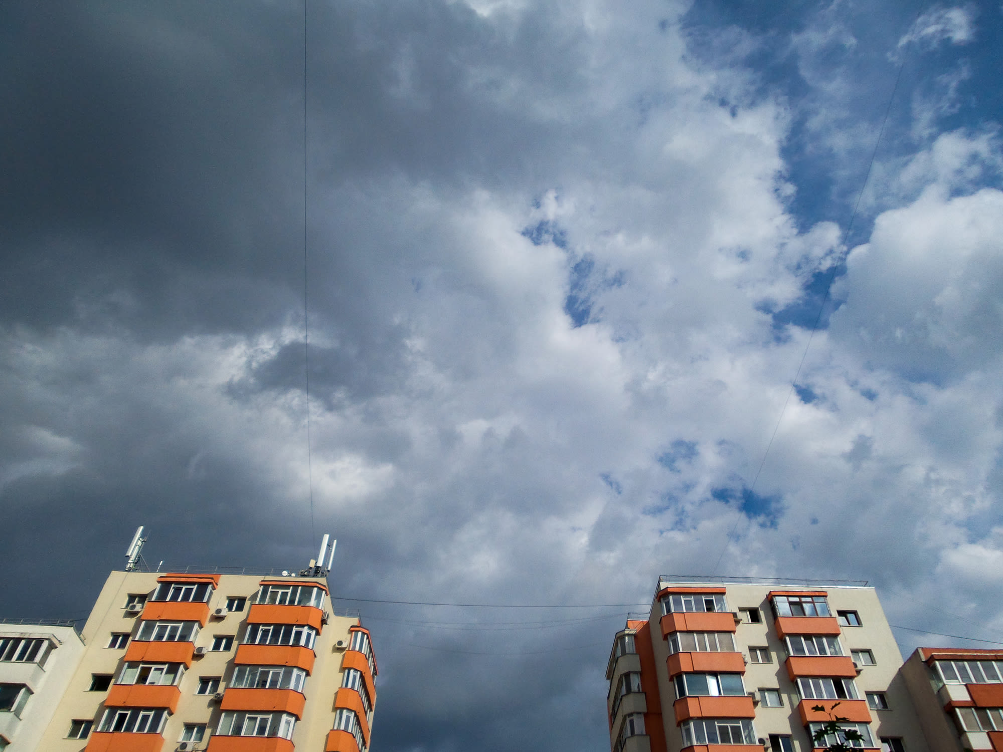 Vreme severă în București cu soare, ploi și vânt puternic