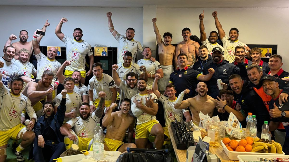 Jucători de rugby români și samoani în acțiune pe teren