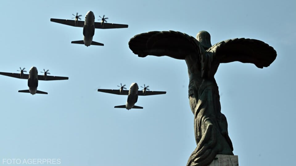 Avioane de vânătoare și elicoptere survolând Piața Aviatorilor în București