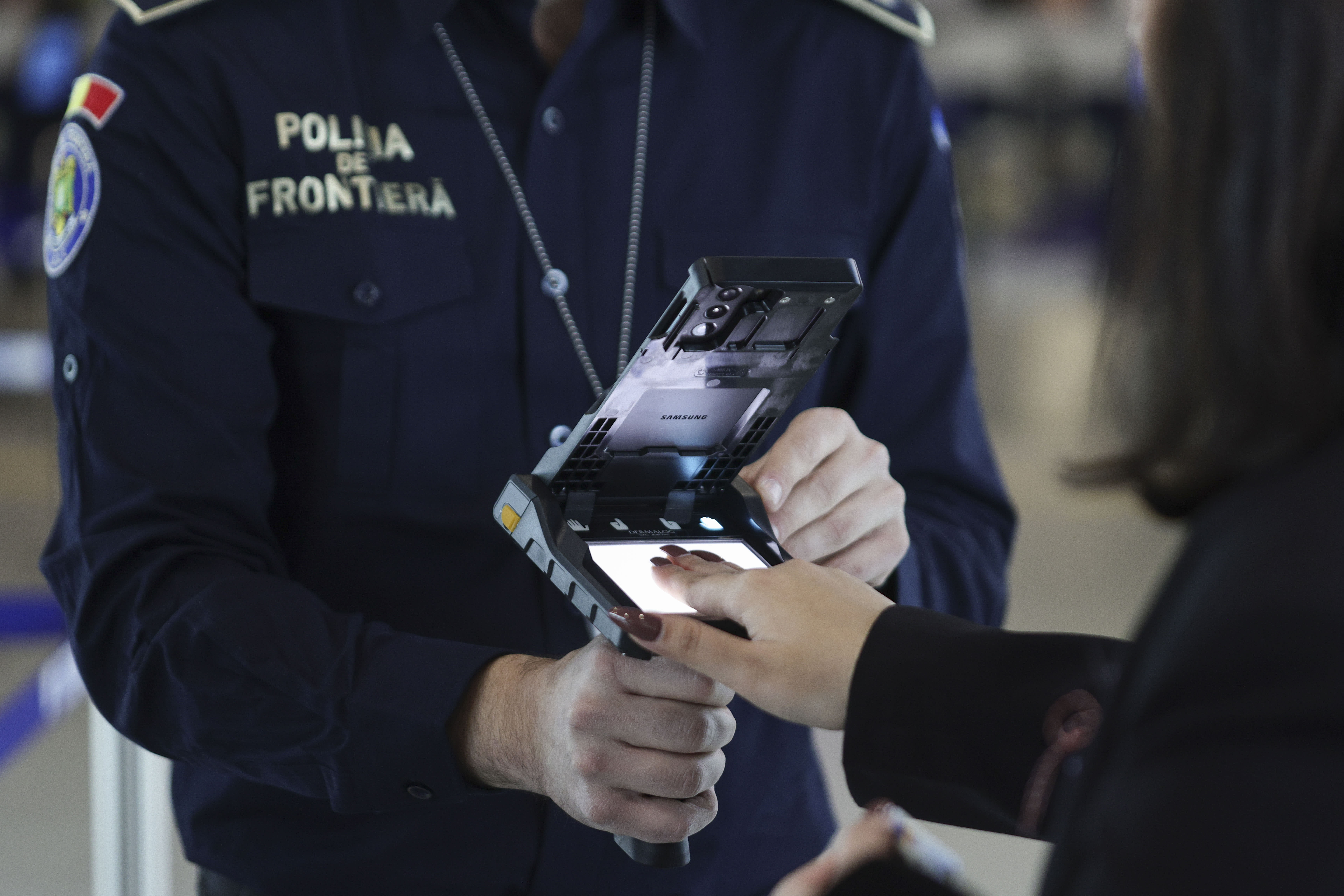 Polițiști de frontieră verificând documente biometrice la aeroportul din Cluj-Napoca
