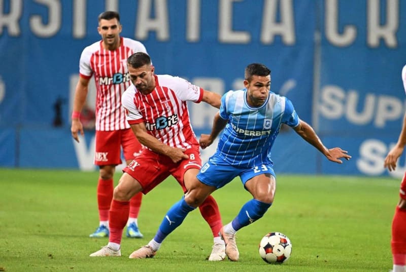 Jucători de fotbal în acțiune pe terenul din Craiova