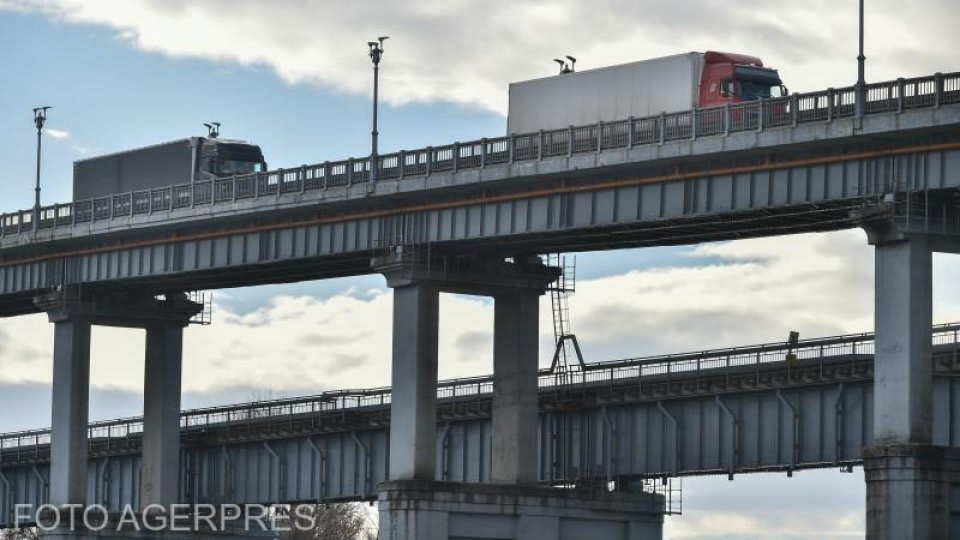 Trafic aglomerat pe Podul Prieteniei Giurgiu-Ruse, poliție și vehicule în trafic