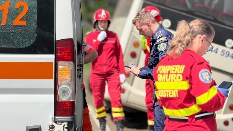 Echipaj de poliție și ambulanță la locul accidentului din Călinești