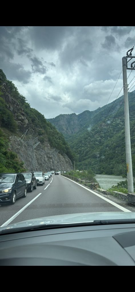 Trafic blocat pe DN7, coloane de mașini, zone aglomerate Valea Oltului