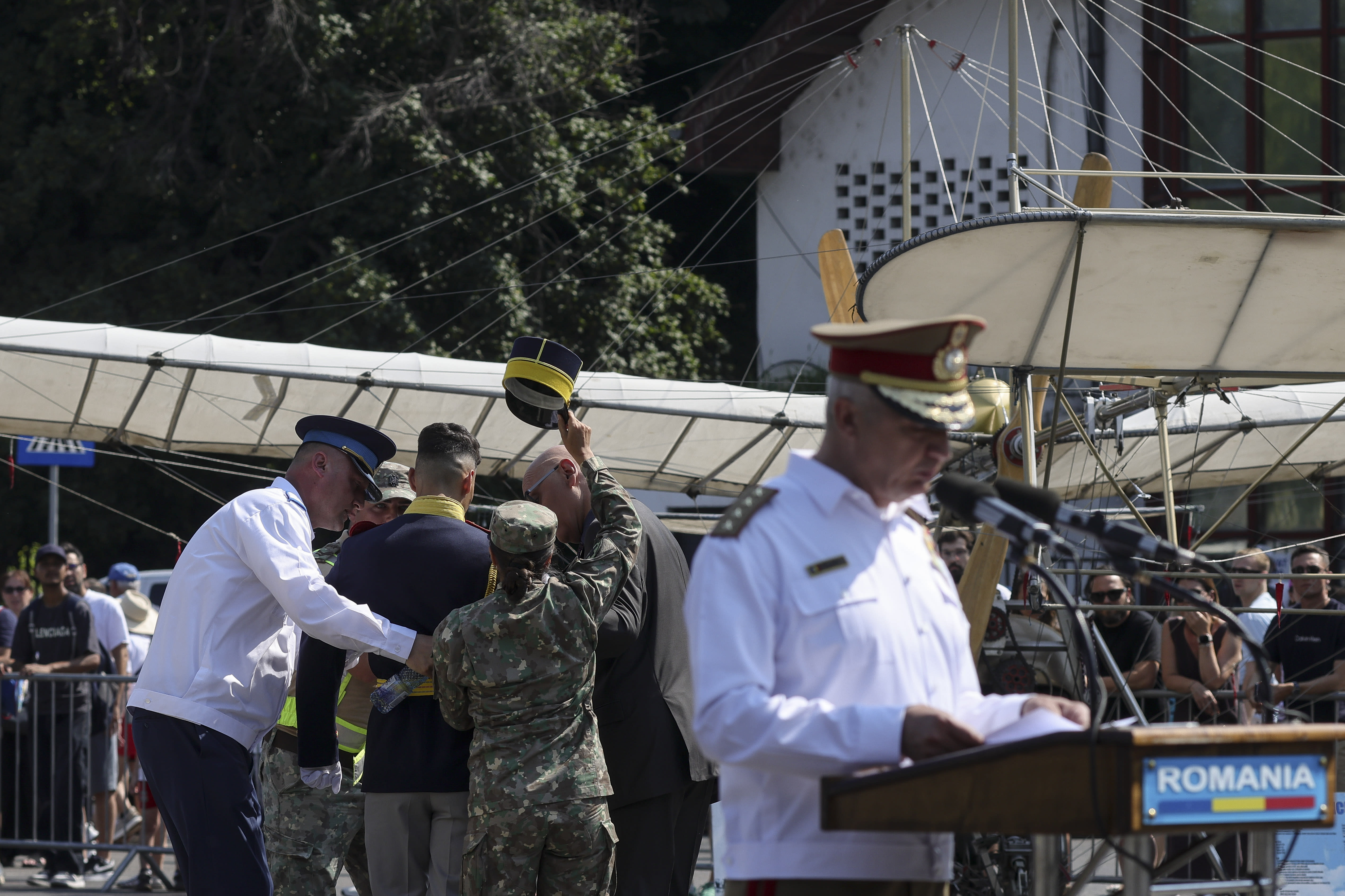 Soldat aproape leșinat lângă șeful Armatei în timpul ceremoniei Soldat aproape leșinat lângă șeful Armatei în timpul ceremoniei