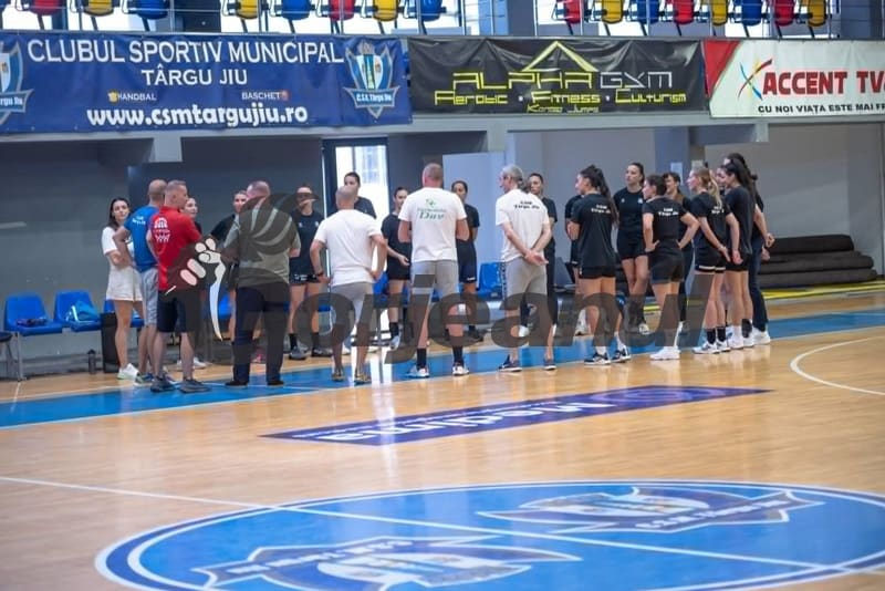 Antrenor Liviu Andrieș și jucătoare CSM Târgu Jiu în sală