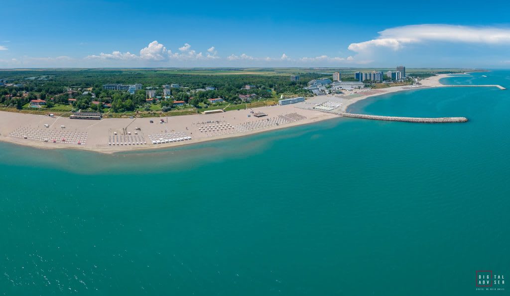 Echipe de electricieni reparând rețeaua de energie în stațiuni litoral românesc Echipe de electricieni reparând rețeaua de energie în stațiuni litoral românesc