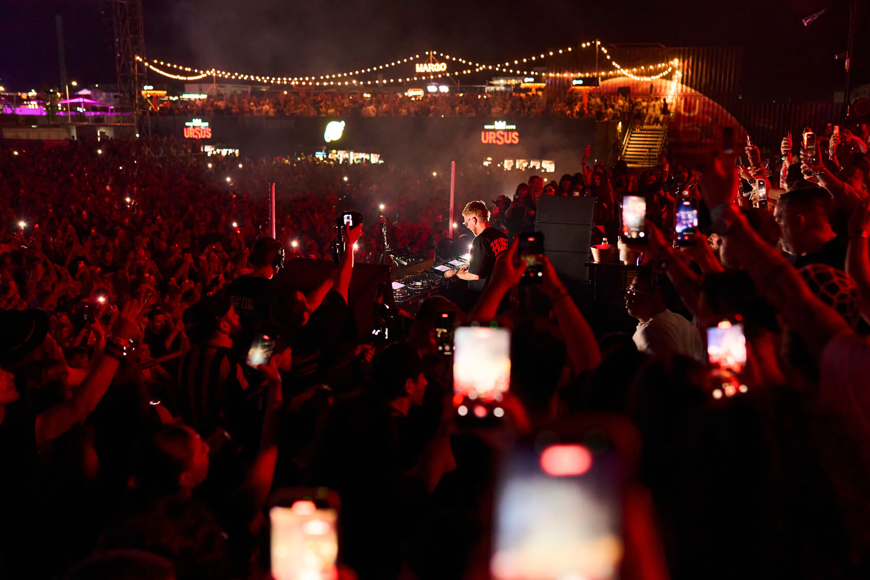 Spectacol live cu HUGEL pe scena festivalului Galaxia în NIBIRU Spectacol live cu HUGEL pe scena festivalului Galaxia în NIBIRU