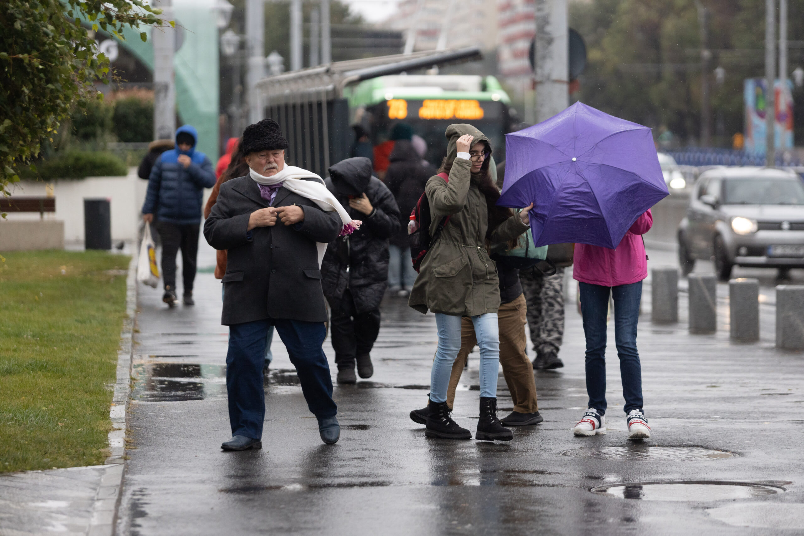 Vânt puternic și ploi torențiale în București, fenomene meteo extreme