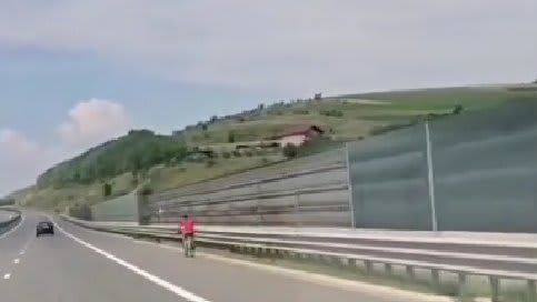 Biciclist circulând pe banda de urgență a Autostrăzii A3 în Cluj