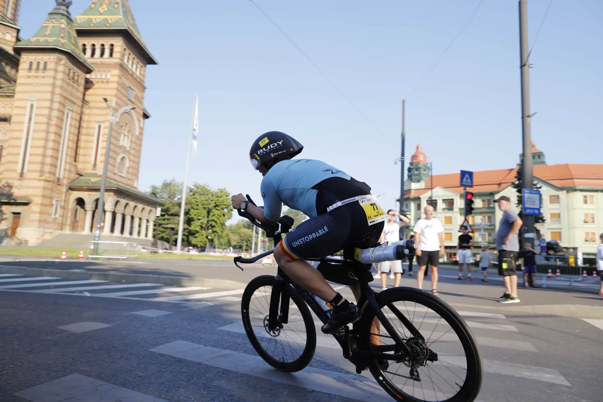 Sportivi participând la Timișoara Triathlon pe trasee de înot, ciclism și alergare