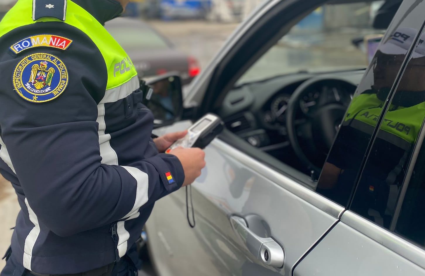 Polițiști rutieri Gorj verificând șoferi băuți