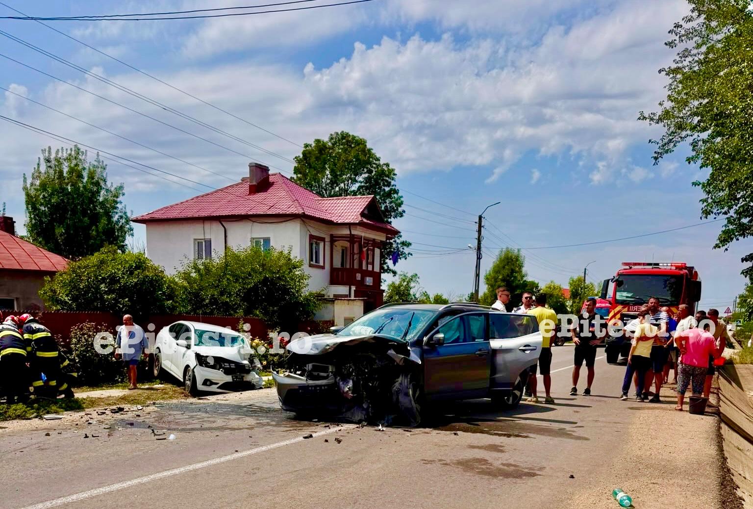 Mașini avariate după accident în Argeș, Buzoești