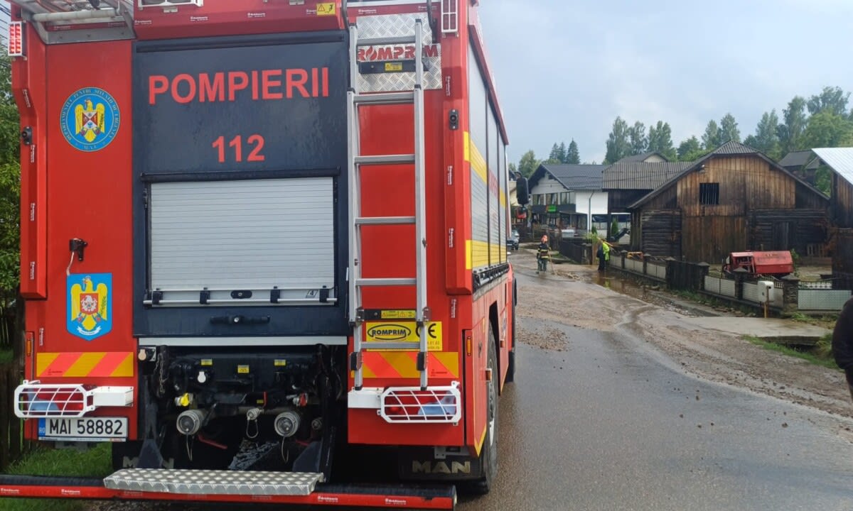 Pompieri intervenind în Suceava