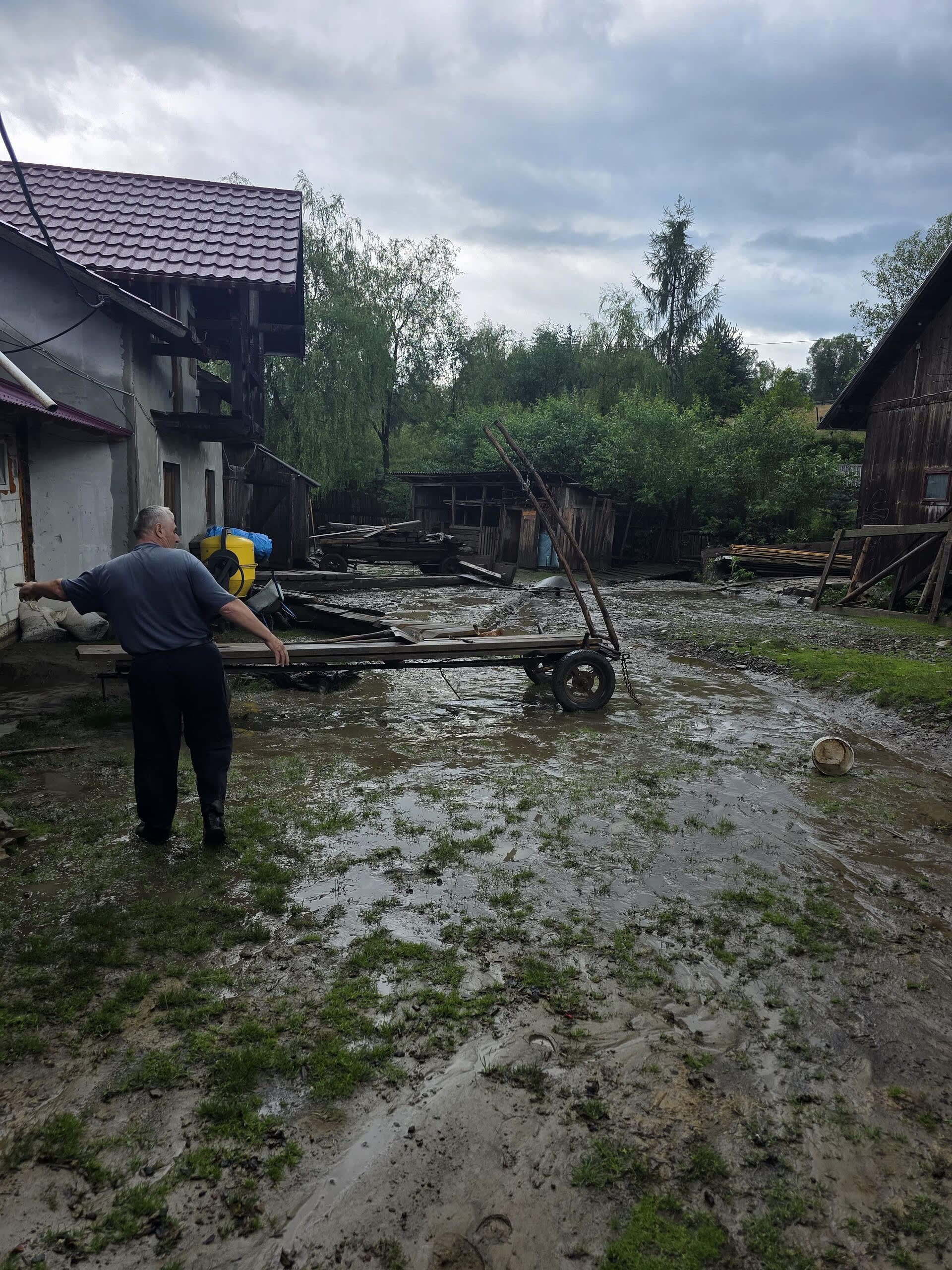 Pompieri intervenind pentru decolmatarea unei gospodării inundate