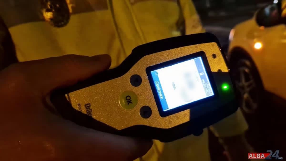 Polițist verificând alcoolemia unui șofer în Alba Iulia Polițist verificând alcoolemia unui șofer în Alba Iulia
