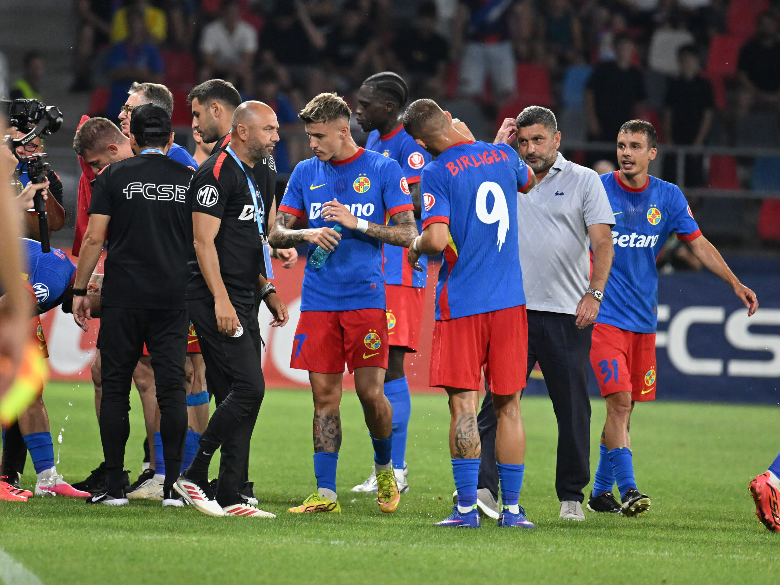 Gazon afectat de ciupercă pe stadionul Steaua înainte de meci