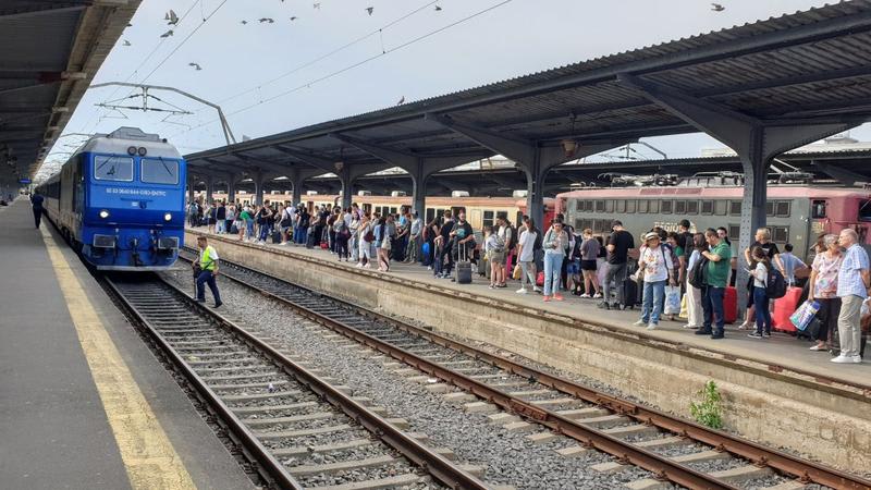 Linii electrice întrerupte în Gara de Nord București după furtună Linii electrice întrerupte în Gara de Nord București după furtună