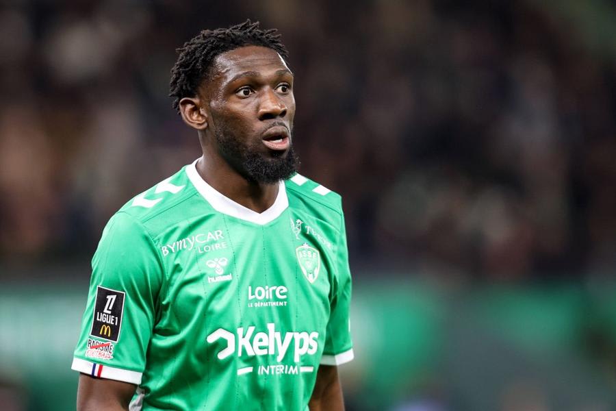 Fotbalist congolez Dylan Batubinsika în acțiune pe teren