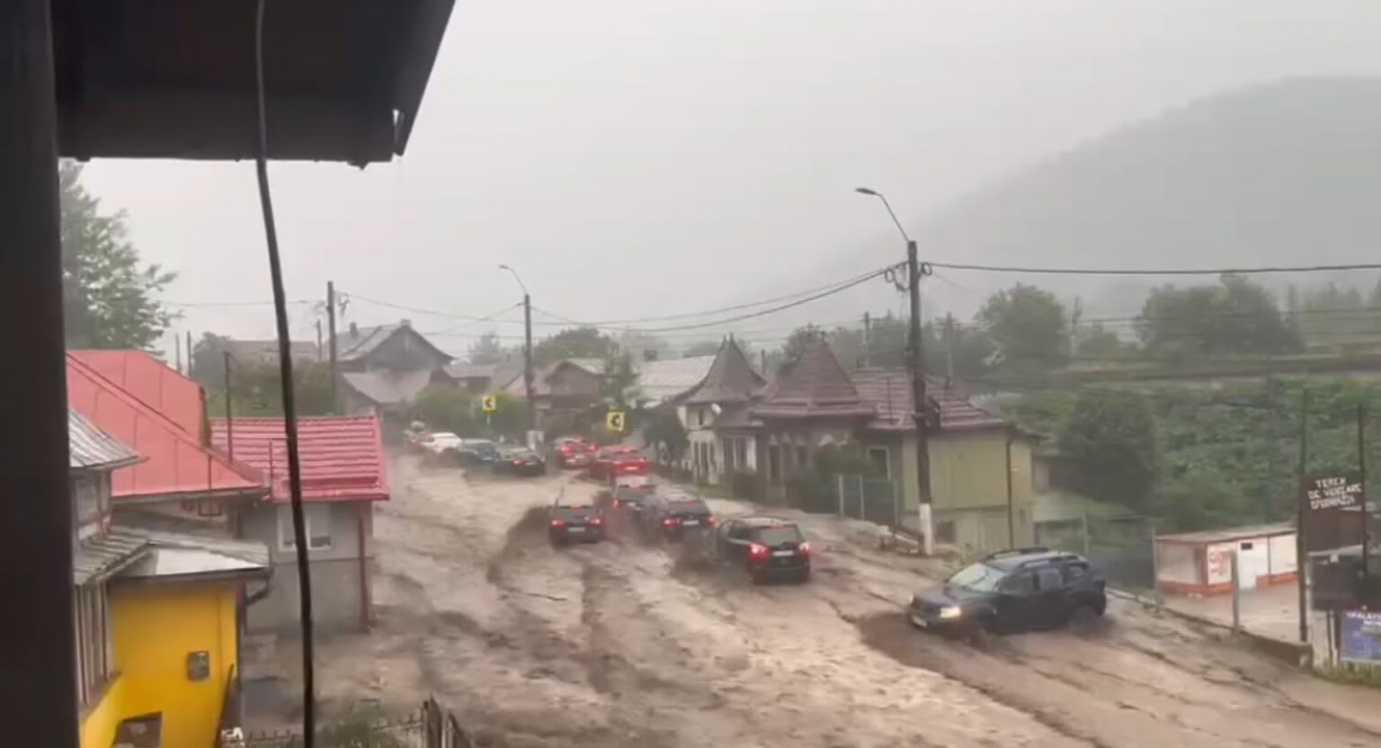 Salvare persoane din inundații în Bușteni, intervenție pompieri