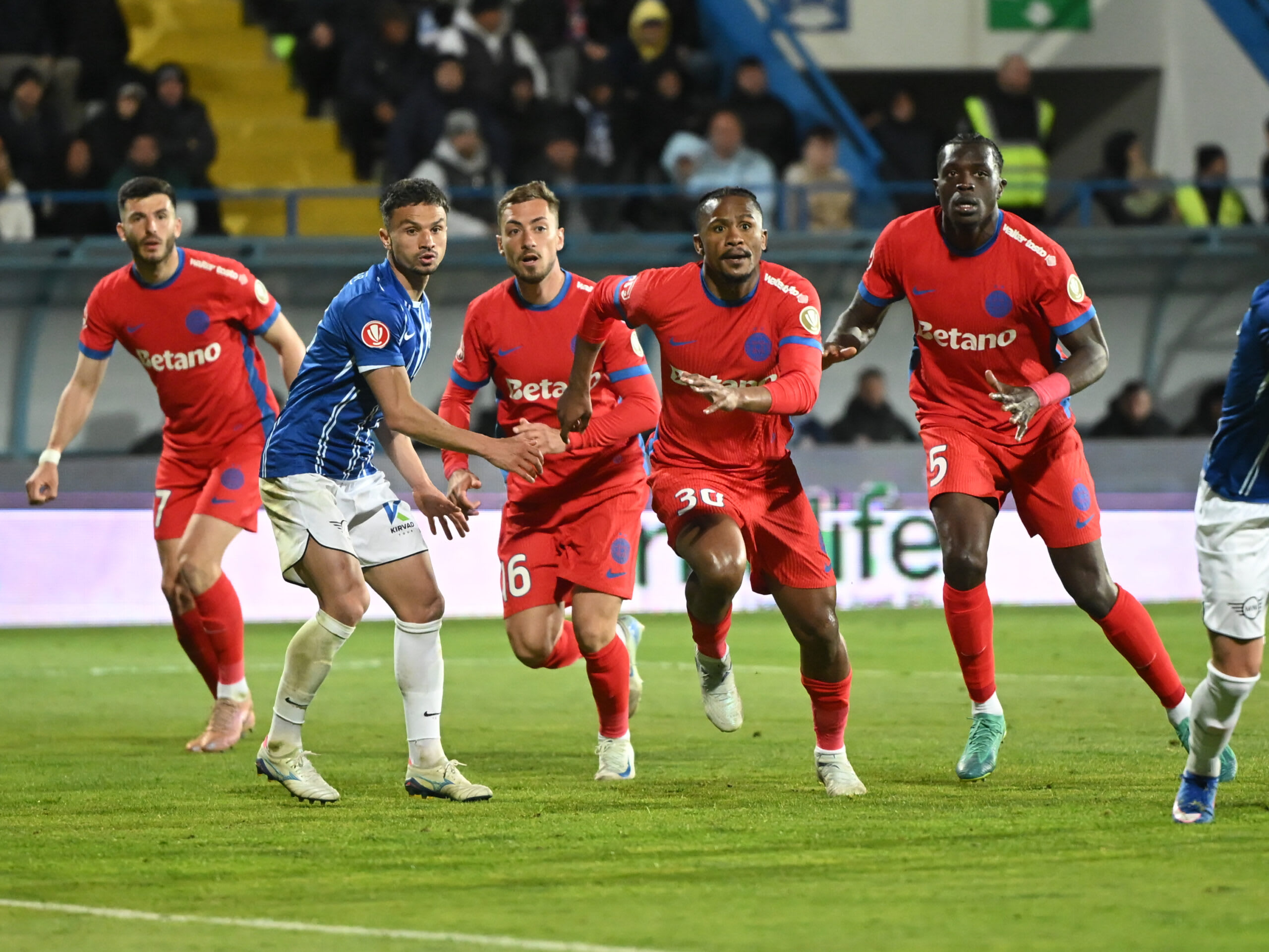 Mihai Lixandru în tricoul FCSB în timpul unui meci