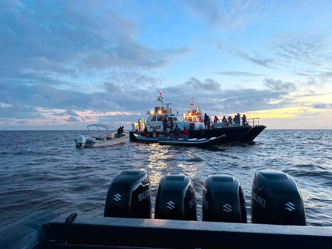 Operațiune de salvare în Guyana, feribot răsturnat în mare Operațiune de salvare în Guyana, feribot răsturnat în mare