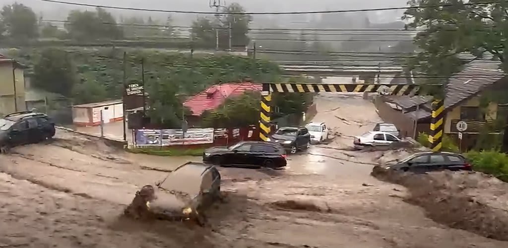 Mașină purtată de ape în Bușteni, intervenție pompieri Mașină purtată de ape în Bușteni, intervenție pompieri
