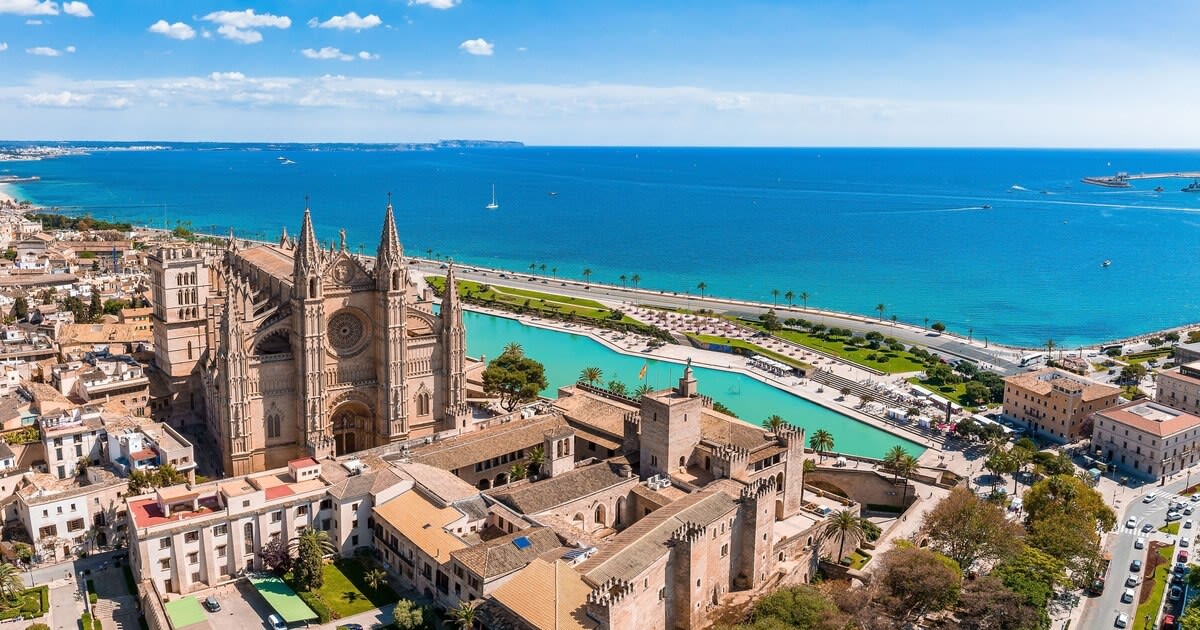 Podul Vasco da Gama din Lisabona și muzeul Luvru din Paris