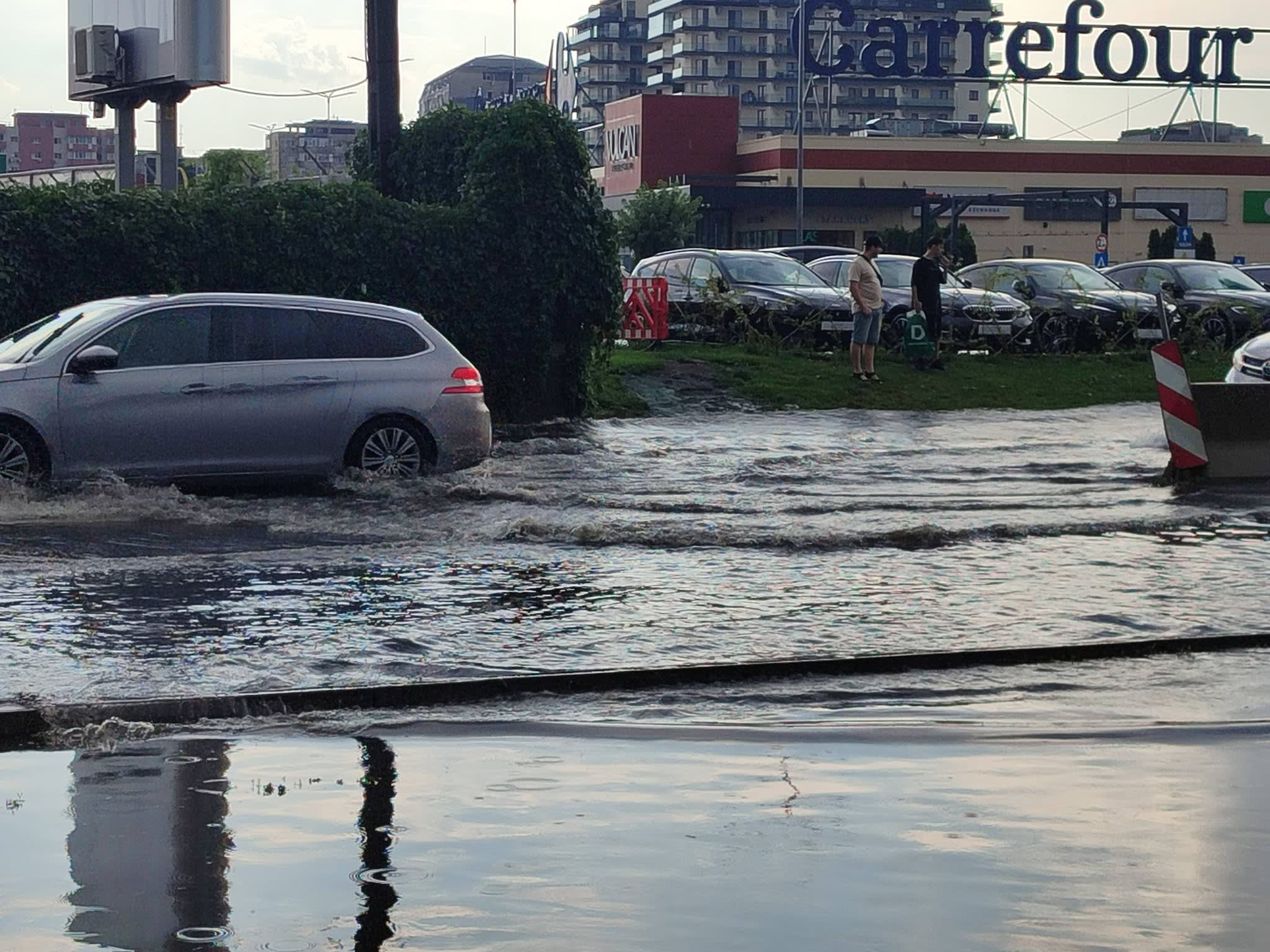 Copaci doborâți de vânt și străzi inundate în București în urma furtunii