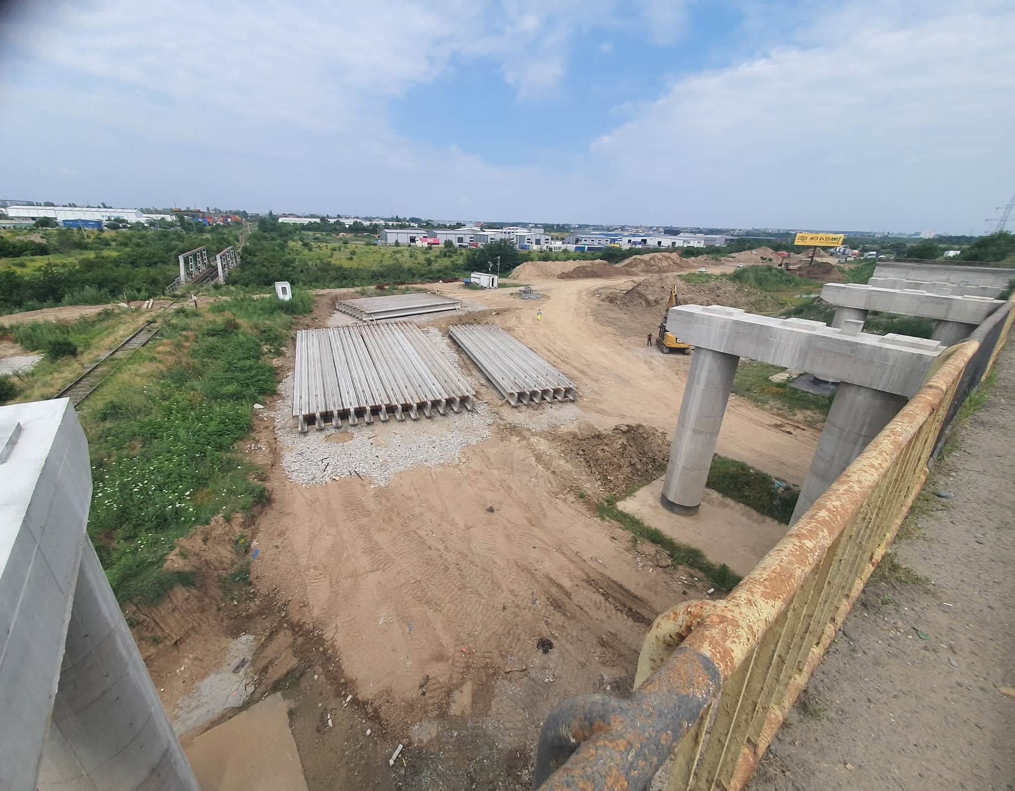 Inginer cu experiență superioară de 40 de ani coordonând șantierul din București