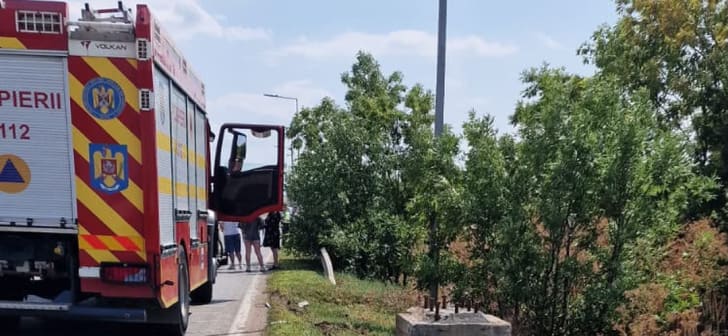 Mașină răsturnată pe șosea în Arad, intervenție de urgență