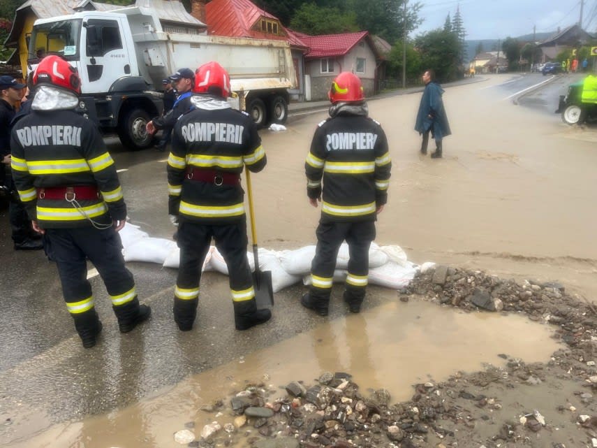 Echipaje de intervenție ale MAI acționând în zone afectate de vreme severă