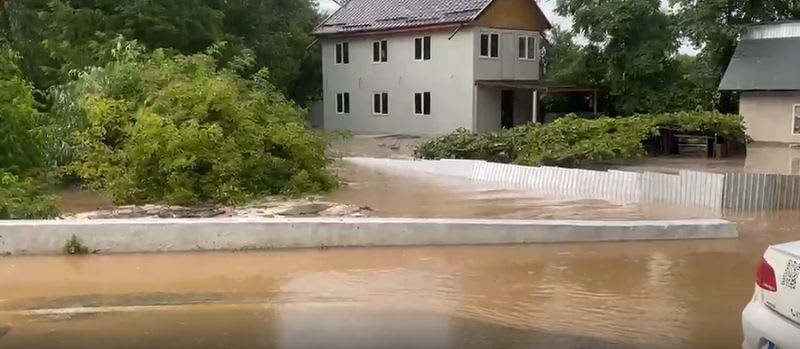 Pompieri intervenind în zona afectată de inundații în Neamț Pompieri intervenind în zona afectată de inundații în Neamț