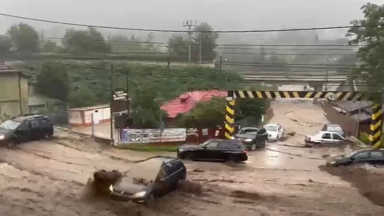 Mașină luată de ape în Bușteni, inundații DN1, imagini de groază