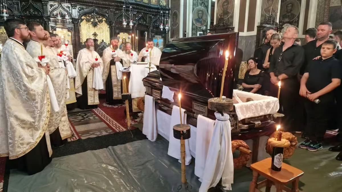 Dorohoiul în doliu: Sute de oameni l-au condus pe ultimul drum pe antreprenorul Mihai Mirăuță Dorohoiul în doliu: Sute de oameni l-au condus pe ultimul drum pe antreprenorul Mihai Mirăuță