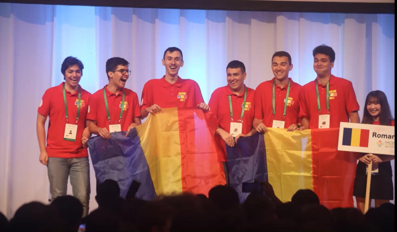 Elev român în costum academic primind medalia de argint la Olimpiada de Matematică din China