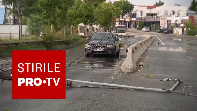 Stâlpi de electricitate doborâți peste șosea în București
