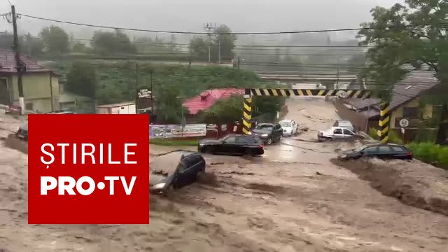 Pompieri salvând oameni și intervenind în Bușteni după furtuna violentă