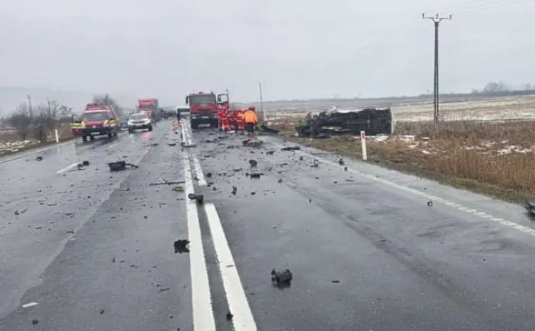 Pompieri arădeni extrăgând victima din autoturism răsturnat Pompieri arădeni extrăgând victima din autoturism răsturnat