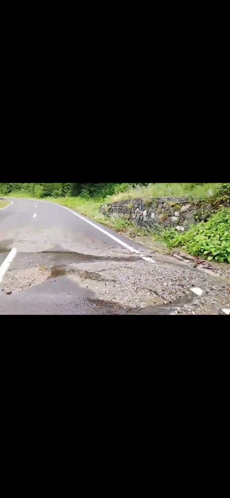 Echipe de drumari curățând DN 7A după viitură