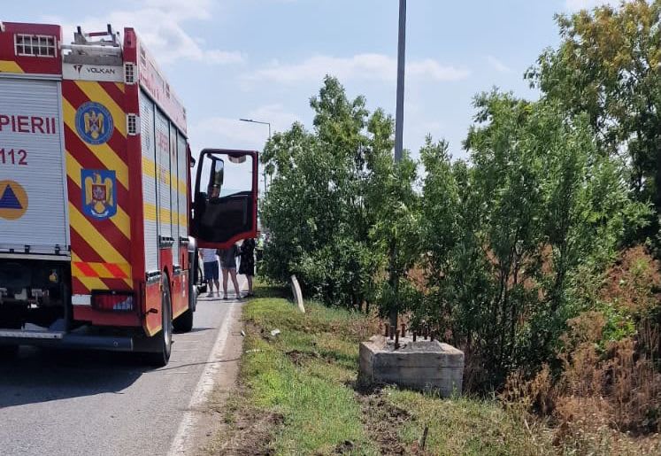 Echipaj de descarcerare intervenind la accident rutier lângă Sântana